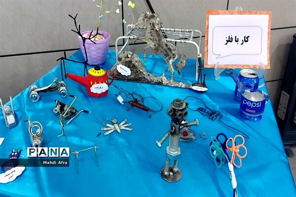 افتتاح نمایشگاه شوق پیشرفت در دبیرستان شاهد هدی شهرستان بهبهان
