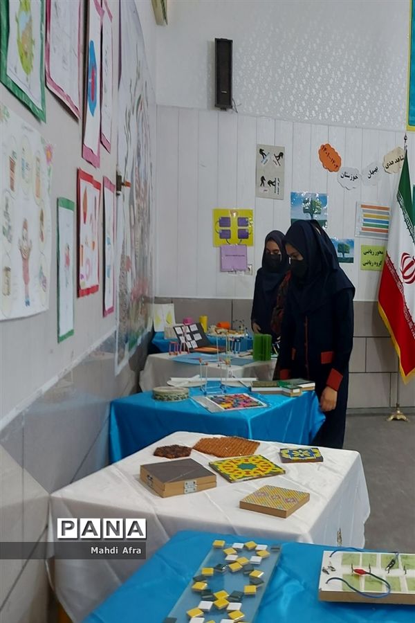 افتتاح نمایشگاه شوق پیشرفت در دبیرستان شاهد هدی شهرستان بهبهان