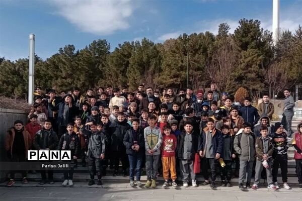 حضوردانش‌آموزان آموزشگاه شهیدآیت یک اسلامشهر در باغ موزه انقلاب اسلامی و دفاع مقدس