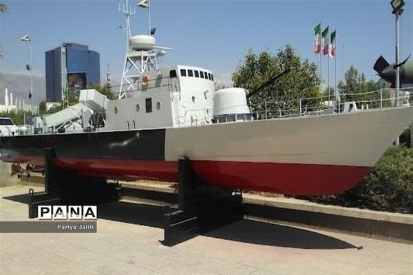 حضوردانش‌آموزان آموزشگاه شهیدآیت یک اسلامشهر در باغ موزه انقلاب اسلامی و دفاع مقدس