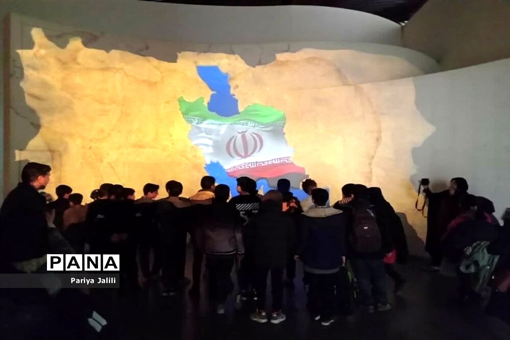حضوردانش‌آموزان آموزشگاه شهیدآیت یک اسلامشهر در باغ موزه انقلاب اسلامی و دفاع مقدس