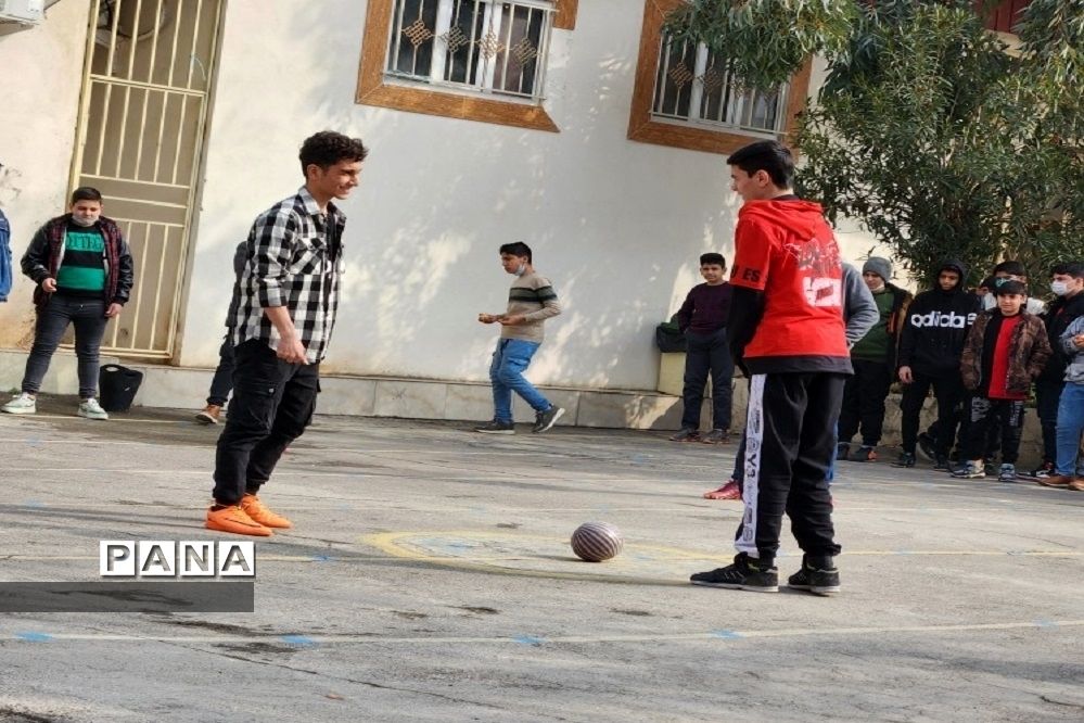 توپ پلاستکی همچنان در میدان مسابقه