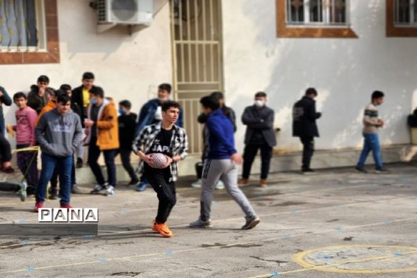 توپ پلاستکی همچنان در میدان مسابقه