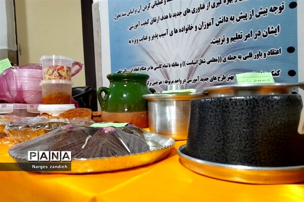 برگزاری جشنواره بومی محلی غذا و دست‌سازه‌های دانش‌آموزی در مدرسه احرار ملارد