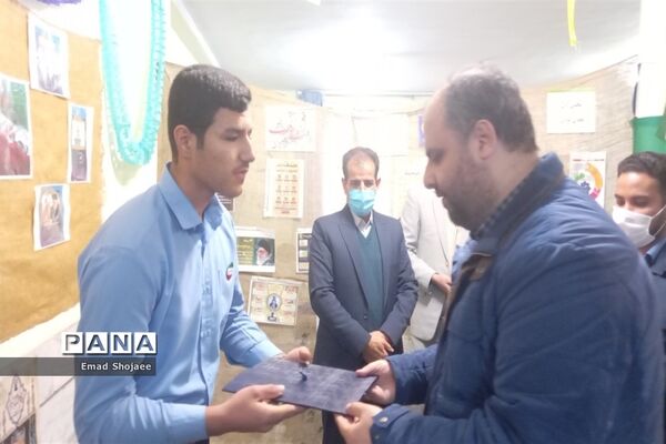 افتتاح نمایشگاه مدرسه انقلاب دبیرستان نمونه آیت الله خامنه‌ای، کاشمر
