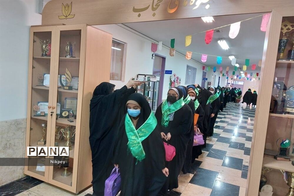 حضور پرشور دانش‌آموزان دبیرستان شاهد حجاب منطقه ۱۳ در مسابقات قرآن، عترت و نماز و نماز