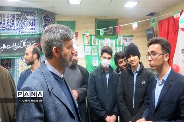 افتتاح نمایشگاه مدرسه انقلاب با حضور معاون وزیر آموزش و پرورش در دبیرستان شیخ صدوق قم