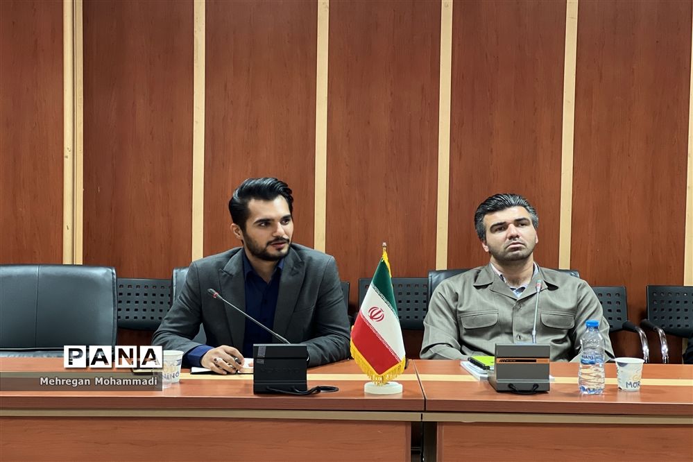 نشست صمیمانه مدیر سازمان دانش‌آموزی با مربیان و مدرسان