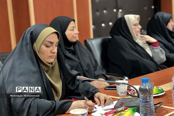 نشست صمیمانه مدیر سازمان دانش‌آموزی با مربیان و مدرسان