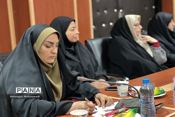 نشست صمیمانه مدیر سازمان دانش‌آموزی با مربیان و مدرسان