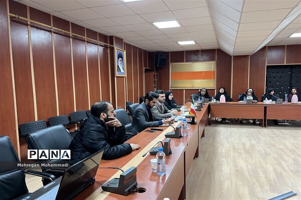 نشست صمیمانه مدیر سازمان دانش‌آموزی با مربیان و مدرسان