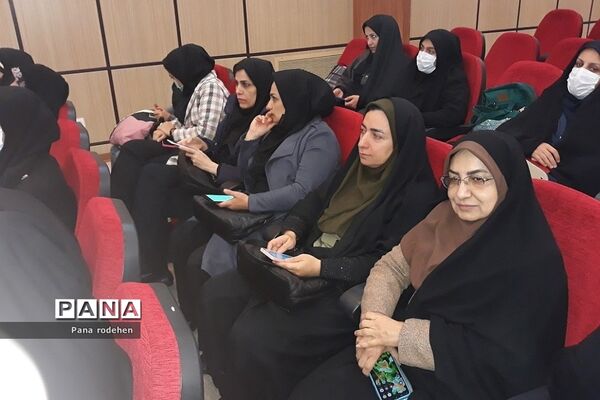 حضور مربیان پرورشی رودهن در همایش توانمند‌سازی فعالان حوزه عفاف و حجاب در شهرستان دماوند