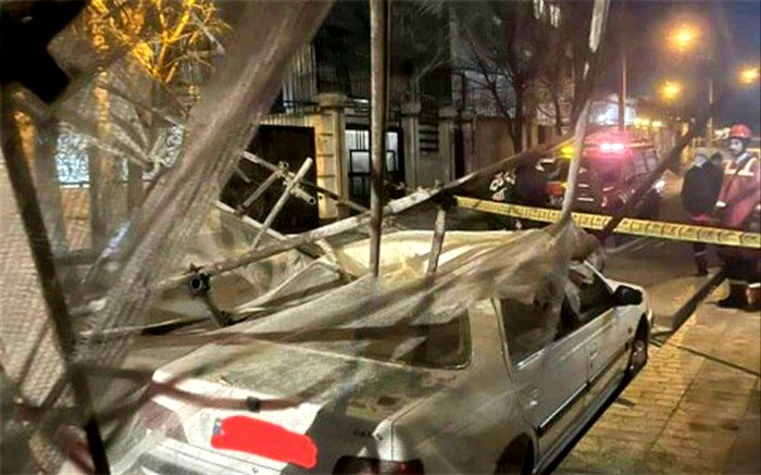 ریزش داربست‌های ساختمان ۹ طبقه در شهران با وزش باد
