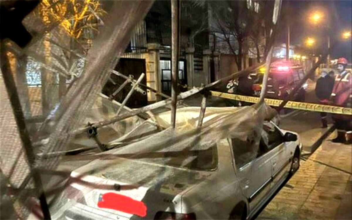 ریزش داربست‌های ساختمان ۹ طبقه در شهران با وزش باد
