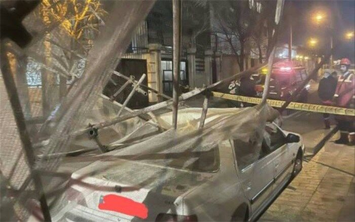 ریزش داربست‌های ساختمان ۹ طبقه در شهران با وزش باد