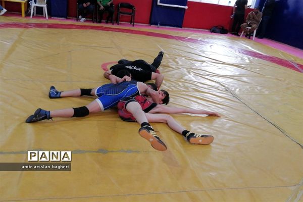 مسابقات کشتی آزاد و فرنگی دانش‌آموزی ناحیه 4 شیراز در رده سنی نونهالان