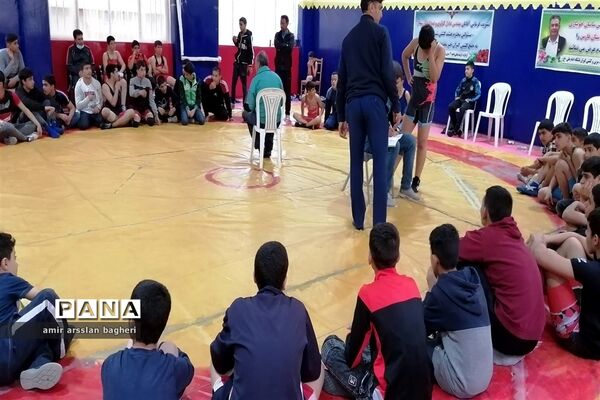 مسابقات کشتی آزاد و فرنگی دانش‌آموزی ناحیه 4 شیراز در رده سنی نونهالان
