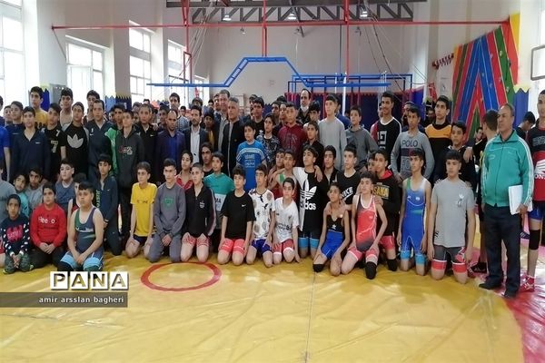مسابقات کشتی آزاد و فرنگی دانش‌آموزی ناحیه 4 شیراز در رده سنی نونهالان