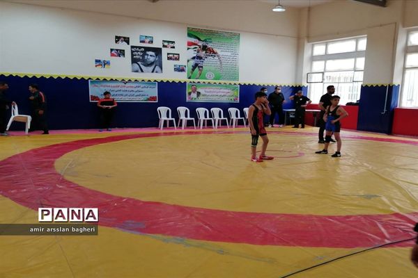 مسابقات کشتی آزاد و فرنگی دانش‌آموزی ناحیه 4 شیراز در رده سنی نونهالان