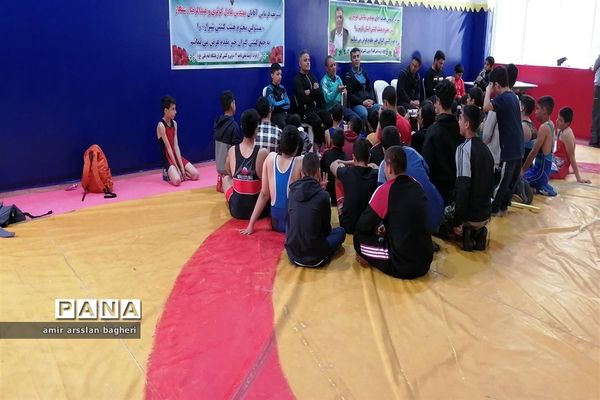 مسابقات کشتی آزاد و فرنگی دانش‌آموزی ناحیه 4 شیراز در رده سنی نونهالان