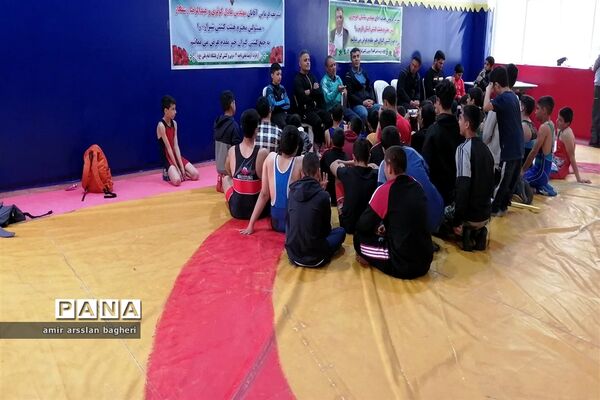 مسابقات کشتی آزاد و فرنگی دانش‌آموزی ناحیه 4 شیراز در رده سنی نونهالان