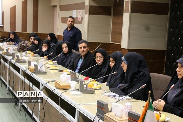 نشست صمیمانه وزیر آموزش و پرورش با خانواده‌های دانش‌آموزان آسیب دیده در قم