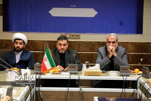 نشست صمیمانه وزیر آموزش و پرورش با خانواده‌های دانش‌آموزان آسیب دیده در قم
