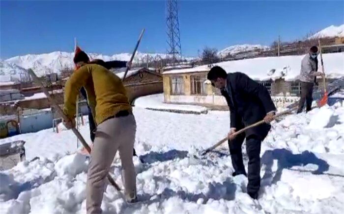 روز تعطیل مدیر کل آموزش و پرورش چهارمحال و بختیاری به برف‌روبی گذشت