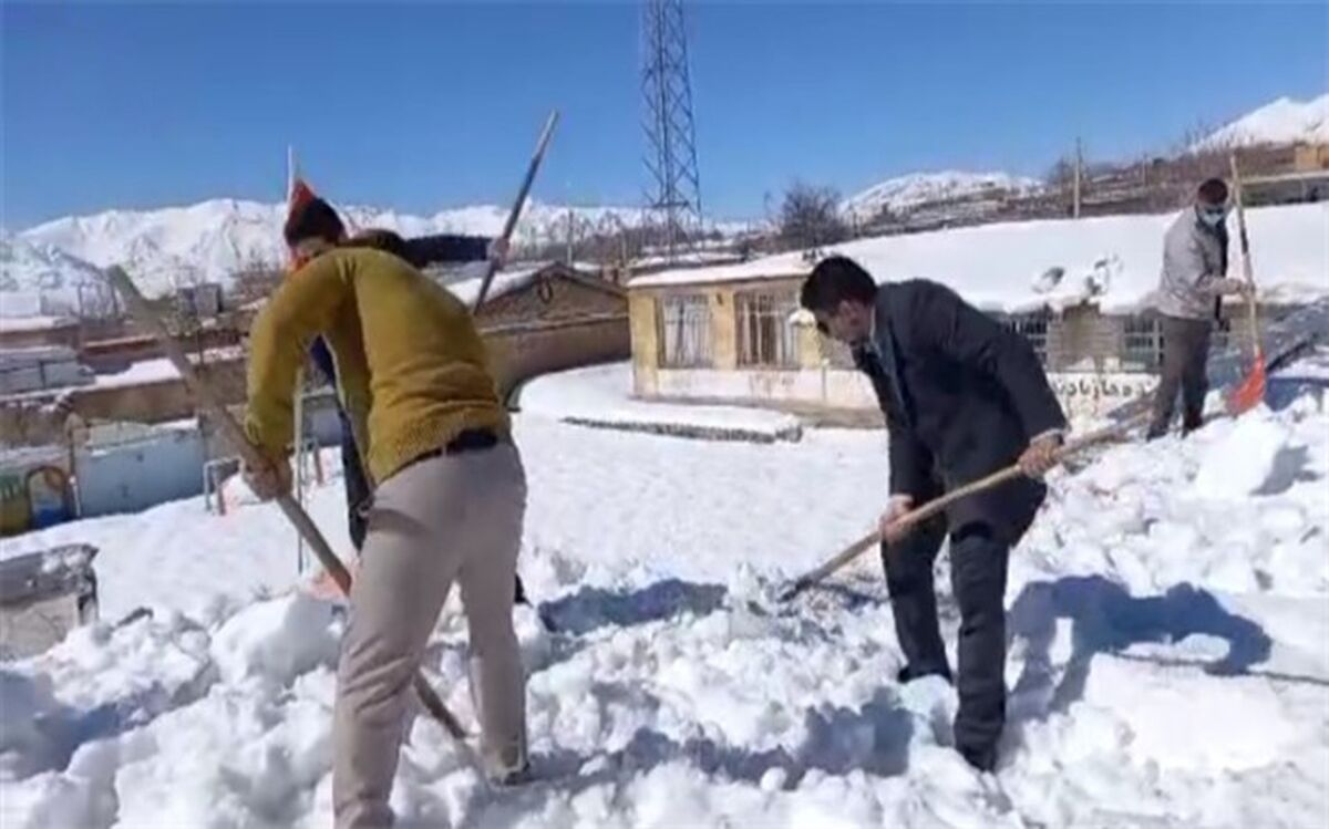 روز تعطیل مدیر کل آموزش و پرورش چهارمحال و بختیاری به برف‌روبی گذشت