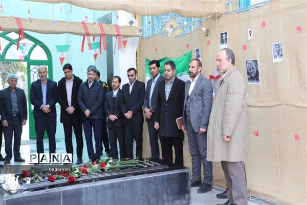 عطرافشانی و گلباران مزار شهید گمنام دانشگاه بیرجند