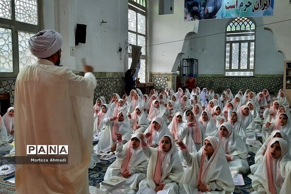 جشن تکلیف دانش‌آموزان مدرسه ام البنین ۱ در امامزاده عبدالله شهرری