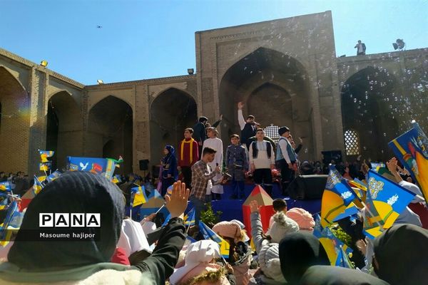 برگزاری جشن عزیزم حسین در ورامین با حضور دانش‌آموزان جوادآباد