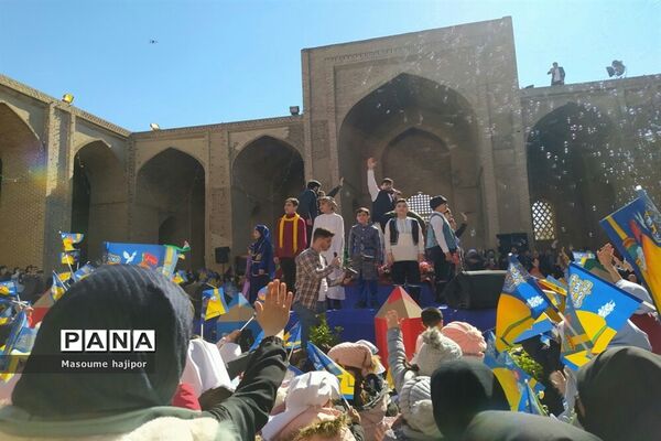 برگزاری جشن عزیزم حسین در ورامین با حضور دانش‌آموزان جوادآباد