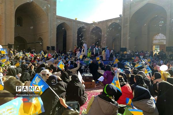 برگزاری جشن عزیزم حسین در ورامین با حضور دانش‌آموزان جوادآباد