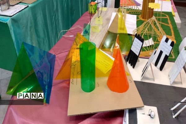برگزاری نمایشگاه دست سازه های  دانش‌آموزان دبیرستان شهید زارع ناحیه 3 کرج