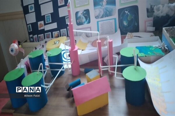 برگزاری نمایشگاه دست سازه های  دانش‌آموزان دبیرستان شهید زارع ناحیه 3 کرج