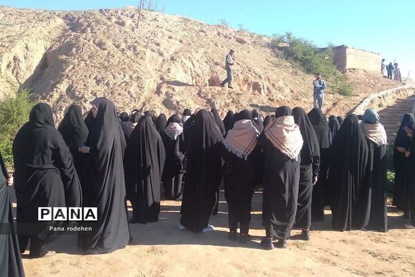 بازدید کاروان دختران دانش‌آموز از فتح‌المبین در اردوی راهیان نور