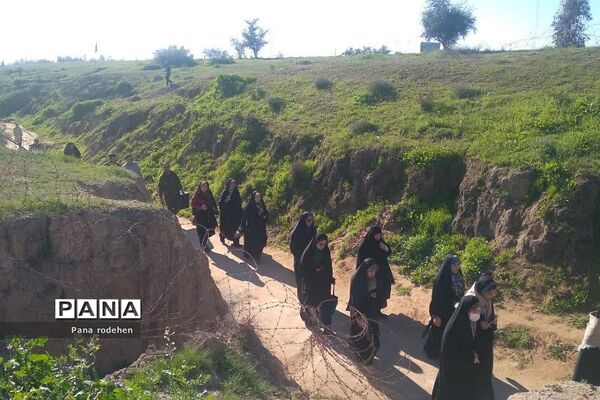 بازدید کاروان دختران دانش‌آموز از فتح‌المبین در اردوی راهیان نور