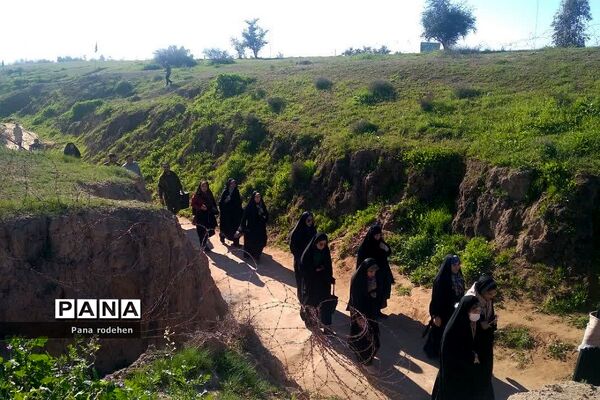 بازدید کاروان دختران دانش‌آموز از فتح‌المبین در اردوی راهیان نور