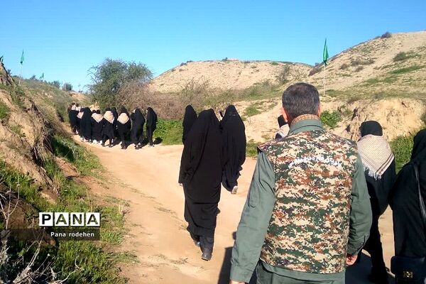 بازدید کاروان دختران دانش‌آموز از فتح‌المبین در اردوی راهیان نور