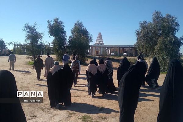 بازدید کاروان دختران دانش‌آموز از فتح‌المبین در اردوی راهیان نور