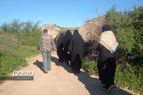 بازدید کاروان دختران دانش‌آموز از فتح‌المبین در اردوی راهیان نور