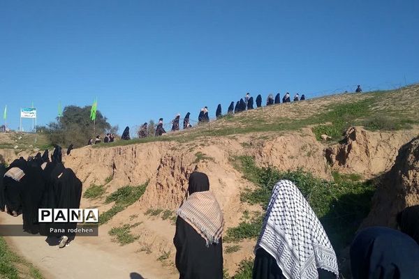 بازدید کاروان دختران دانش‌آموز از فتح‌المبین در اردوی راهیان نور