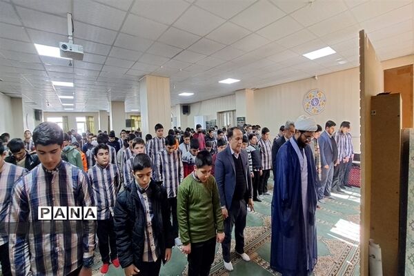 برگزاری نماز جماعت در دبیرستان علی بن ابیطالب ناحیه 3 کرج