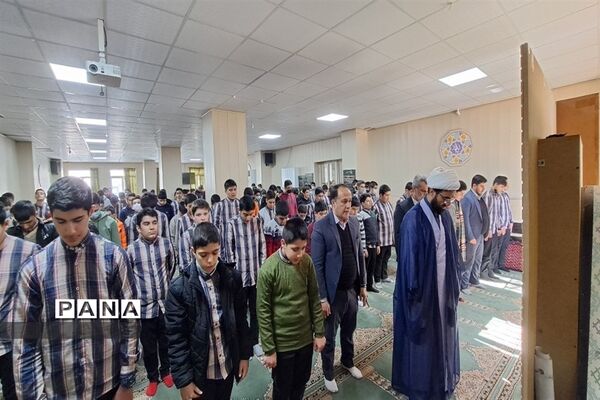 برگزاری نماز جماعت در دبیرستان علی بن ابیطالب ناحیه 3 کرج