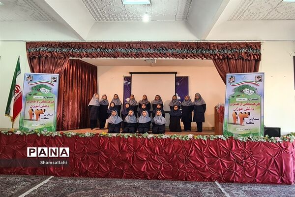 حضور دانش‌آموزان دختر متوسطه منطقه ۱۳ در مسابقات سرود دانش‌آموزی