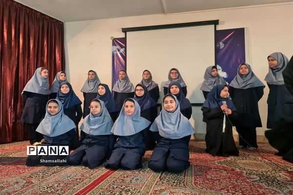 حضور دانش‌آموزان دختر متوسطه منطقه ۱۳ در مسابقات سرود دانش‌آموزی