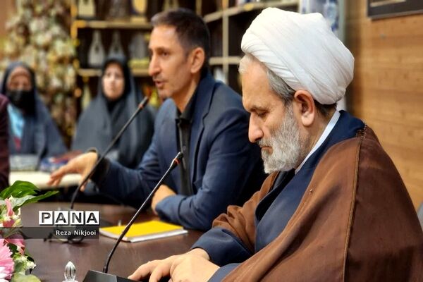 نشست هم‌اندیشی و آموزش خانواده روسای انجمن مدارس ناحیه یک بهارستان