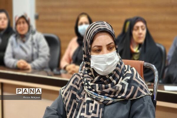 نشست هم‌اندیشی و آموزش خانواده روسای انجمن مدارس ناحیه یک بهارستان