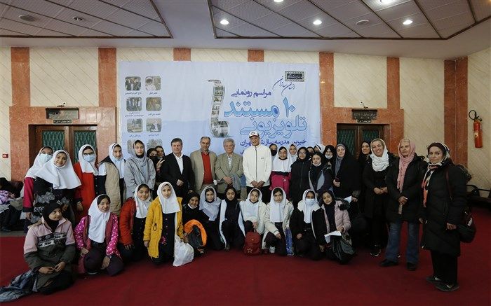 صدها  دانش‌آموز دختر به تماشای مستند خیرین مدرسه‌ساز نشستند